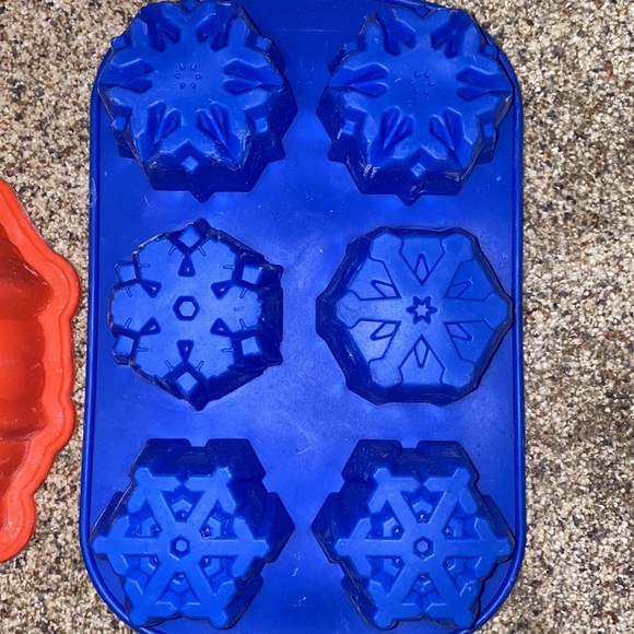 Lot of 5 Baking Silicone Molds Cake Cupcake EUC - Picture 3 of 6